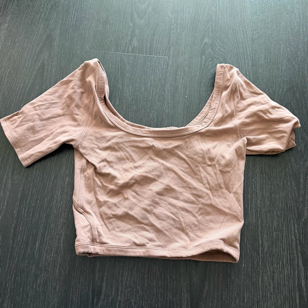 Lululemon scalloped workout top size 6